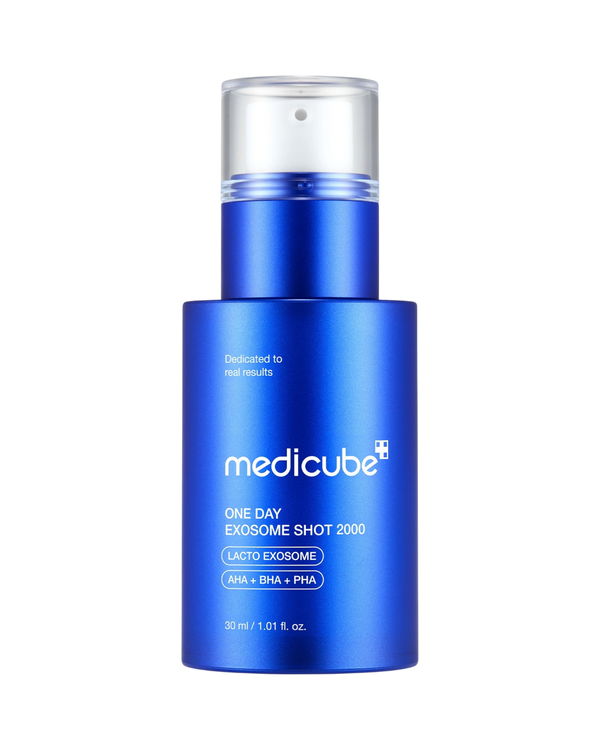 K-beauty glow Medicube One Day Exosome Shot Pore Ampoule 2000, blauwe fles met pompdispenser, voor porieverfijning en huidverbetering.